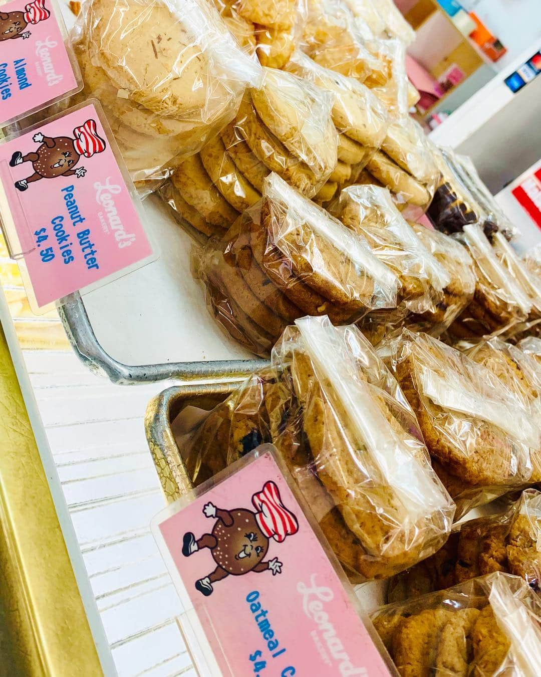 菅又菜摘（ナツ）さんのインスタグラム写真 - (菅又菜摘（ナツ）Instagram)「🍩🧁🍞💕 @leonardsbakeryhawaii #goodmorning #breakfast  #leonards #hawaii #malasada #leonardsbakery #malasadas #honolulu #kapafulu #vacation #trip #tan #tangirl #sunkissed  #japanesegirl #asiangirl #aloha #kogenatsu #焦げNATSU #こげなつ」11月29日 10時40分 - kogenatsu920