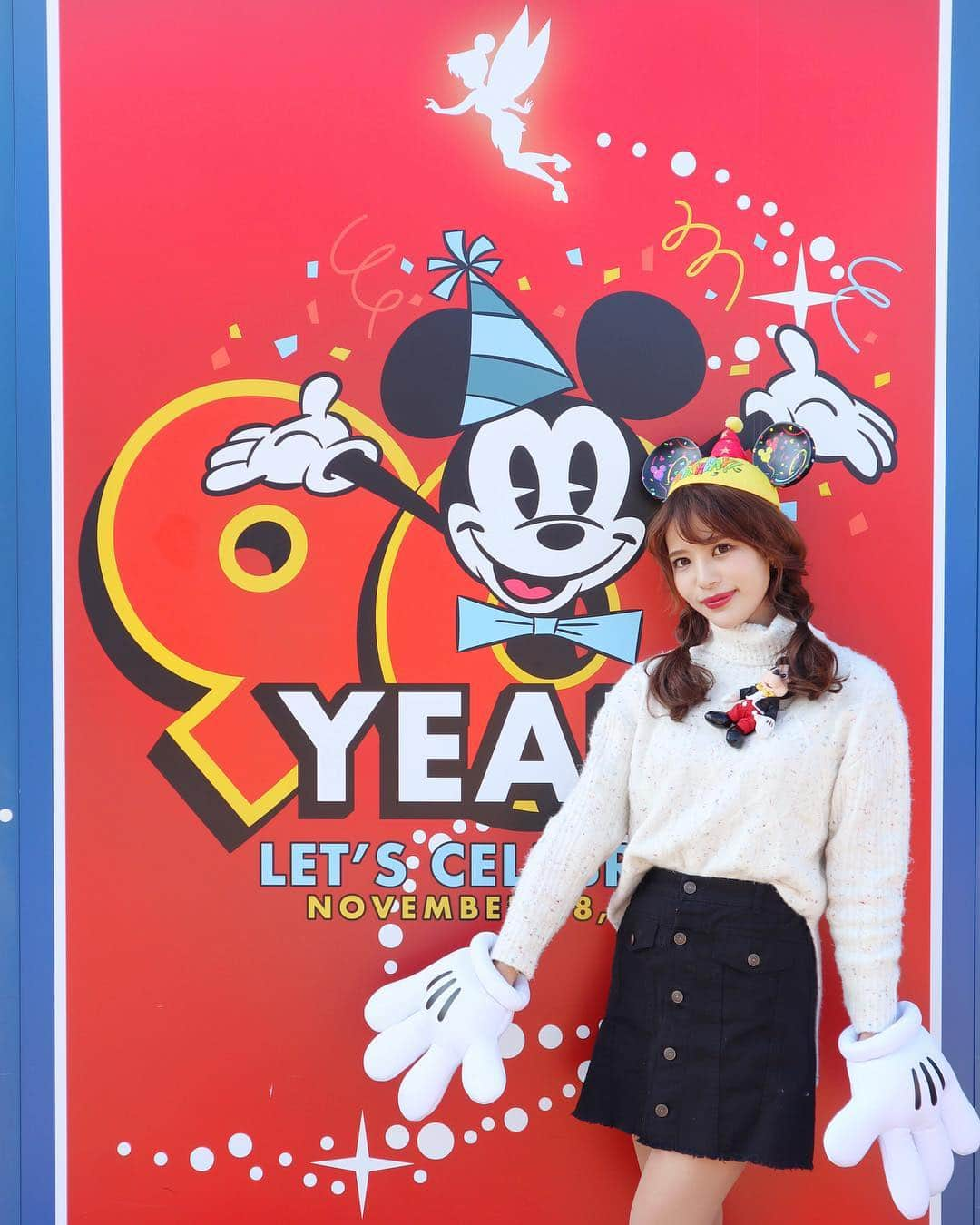 小沼瑞季さんのインスタグラム写真 - (小沼瑞季Instagram)「🐭🏰🎉🎂💝﻿ ﻿ ミッキーさんバウンドに初挑戦😝❣️﻿ 友達がくれたアウラニのバースデーイヤハと﻿ 90周年のレトロミッキーさんを﻿ しっかり装着してご満悦です🥰🎶﻿ ﻿ ﻿ カジュアルコーデでディズニーも﻿ やっぱりいいね(੭ु ›ω‹ )੭ु⁾⁾💕💕💕﻿ ﻿ ﻿ 90年ずーっと世界で愛され続けていて﻿ 本当に本当素晴らしいことだなぁ、、💕﻿ おめでとうございます🐭💕🏰﻿ ﻿ ﻿ #tokyodisneyland#disneyland#tdl#disneyig#mickeymouse#mickey#honeymihoney#lilybrown#nicoron#東京ディズニーランド#ディズニーランド#ディズニーコーデ#ミッキーバウンド#ディズニーバウンド#ディズニーコーデ##おそろいコーデ#おそろコーデ#イヤハ#お揃いコーデ#双子コーデ#シミラールック#三つ編み#トゥーンタウン#カジュアルコーデ#おそろい#ミッキー#ミッキーコーデ#みいきディズニー🏰💞」11月29日 20時54分 - mizukikonuma