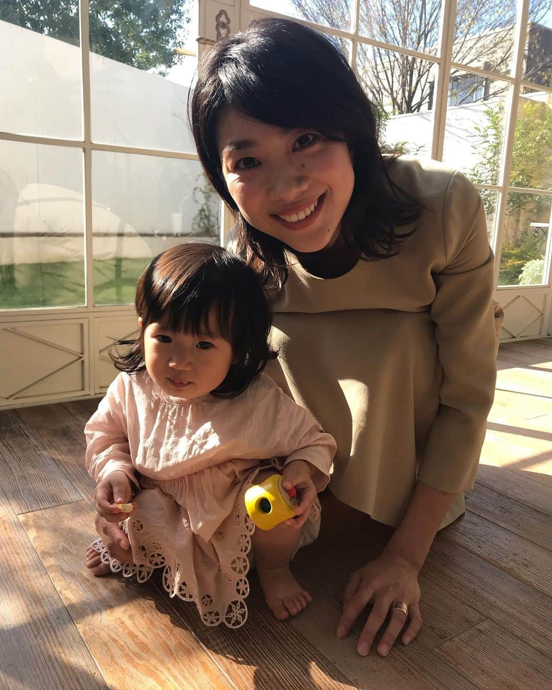 潮田玲子さんのインスタグラム写真 - (潮田玲子Instagram)「連日、駒沢体育館で開催されているバドミントン全日本総合選手権漬け笑 ですが！その合間に今朝は撮影してきましたー！ 2年前息子とも表紙をやらせていただいた赤ちゃんとママ！ 今回は息子と娘と3人での撮影となりました😍🙏（もしかしたら現場に付き添ってくれたパパも入って四人だったりして？！笑） 現場には2年前の撮影したものなんかもあって懐かしかったー！ そして和気あいあいあっという間に撮影して頂けました😊🙏 春頃発売予定なのでまたできたらこちらでも載せますね！  #赤ちゃんとママ #息子と娘と3人で #表紙撮影 #息子は終わるなりお菓子に夢中 #こちらはオフショット #2年前 #息子10ヶ月 #懐かしい」11月29日 21時03分 - reikoshiota_official