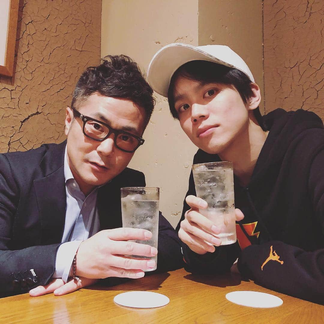 入江慎也さんのインスタグラム写真 - (入江慎也Instagram)「タイ🇹🇭🇹🇭🇹🇭のスター？  のおーみと久しぶりにご飯。  おーみはぷりずんというコンビで、カラテカライブにレギュラーで、出てもらっていました。  ぷりずんを解散してピンの美容芸人になったおーみは、タイの番組のオーディションにうかり、いまタイで活動しています。  昨日は久しぶりの一時帰国。  タイで爆発的に人気があるらしい。 タイでは歩けないらしい。 （本人談）  おーみの元相方、兼近は元ベイビーギャングのリンタローとEXITというコンビを組んで頑張っている。  EXITはコンビ結成最速でルミネ単独ライブ完売。  何があるかわからないのが人生。 おーみはしきりに言っていた。  まさかタイで受け入れられるとはと  スターになってかえってくるおーみが楽しみだ！  EXITとおーみをよろしくお願いします  #タイランド #タイ #おーみ #EXIT #吉本 #かっこつけて撮った写真 #講演会終わり」11月29日 21時16分 - oreirie0408