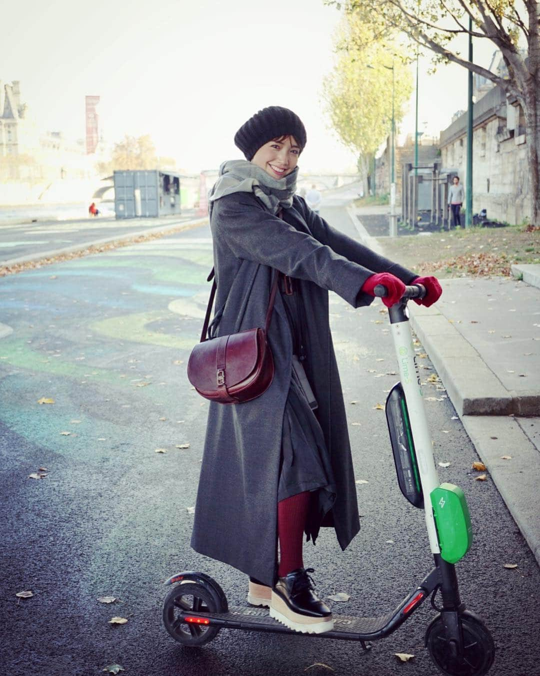 豊田エリーさんのインスタグラム写真 - (豊田エリーInstagram)「🛴 My favorite mode of transport. This is definitely one of the best memories in Paris! ・ メトロもバスもUberも便利だったけれど、 電動キックボードのレンタルが最高でした！ さすがに交通量の多い車道はこわくて、 セーヌ川沿いの自転車道をひたすらまっすぐ。 #lime #electricscooter #Paris #transportation  #ellievoyage 🎈 ・ アプリでピピピ、 近未来的…。 もっと凄い、電動一輪車と云うのかな、持ち手のないセグウェイみたいな物で移動している方も居て、 百年以上も変わらない景色とのコントラストが面白かった。」11月29日 22時03分 - ellie_toyota