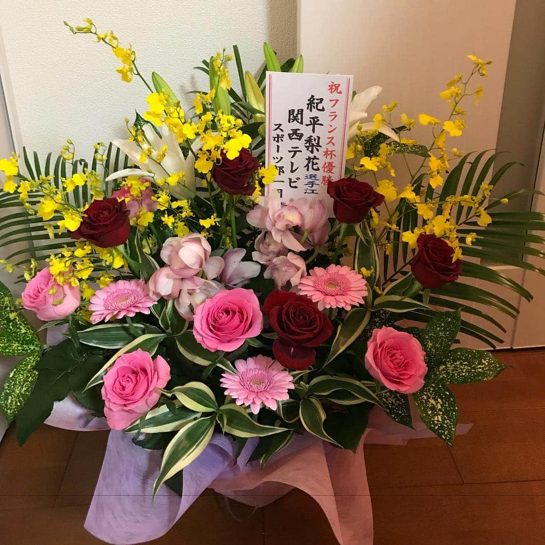 紀平梨花さんのインスタグラム写真 - (紀平梨花Instagram)「またまたお花が届いていました😍 本当に素敵です✨ ありがとうございました😊 #gps2018 #Grenoble」11月29日 21時47分 - rikaskate0721