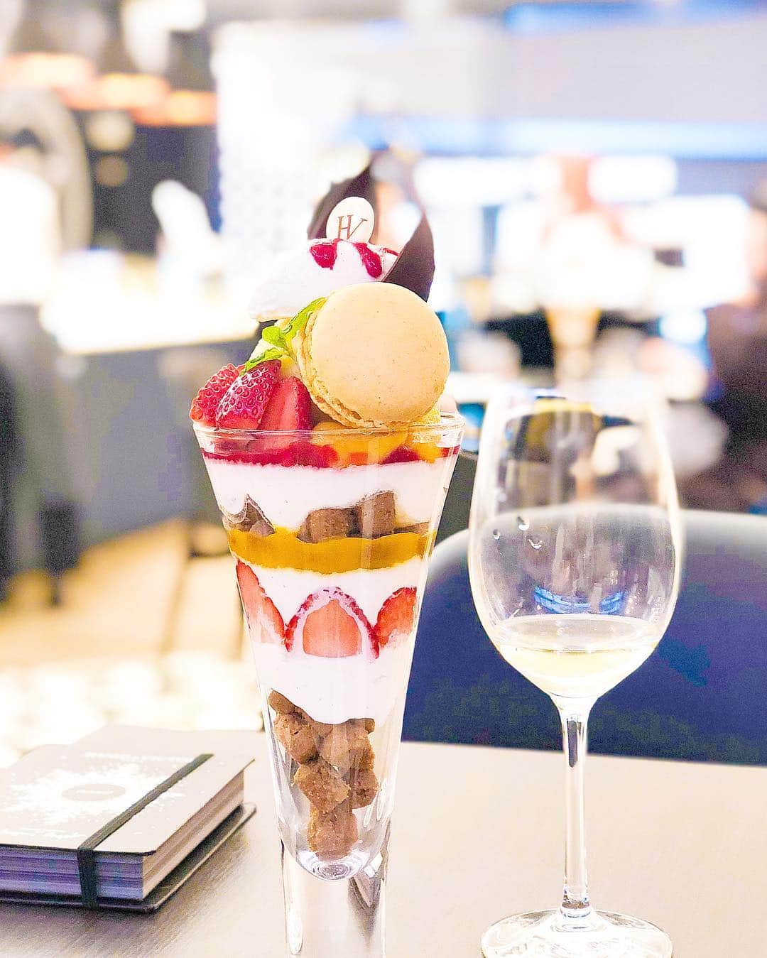 関有美子のインスタグラム：「🥂🥂🥂🥂🥂🥂 . . HUGO&VICTOR パフェ ド ノエル✨ . . 表参道ヒルズでノエルパフェ💕 ショコラも美味しくて ベビーカーでも入れて ついついふらっと立ち寄ってしまいます✨ . . 甘いものを食べると 幸せな気持ちになります💕 . . どこもかしこもイルミネーションがキラキラ。 クリスマス大好き💕 表参道ヒルズも綺麗でした💕🥂 . .  #カフェ#表参道ヒルズ#東京カフェ#カフェ巡り#パフェ#東京スイーツ#クリスマス#クリスマス限定#クリスマス限定メニュー#sweet#hugoandvictor#chocolate」