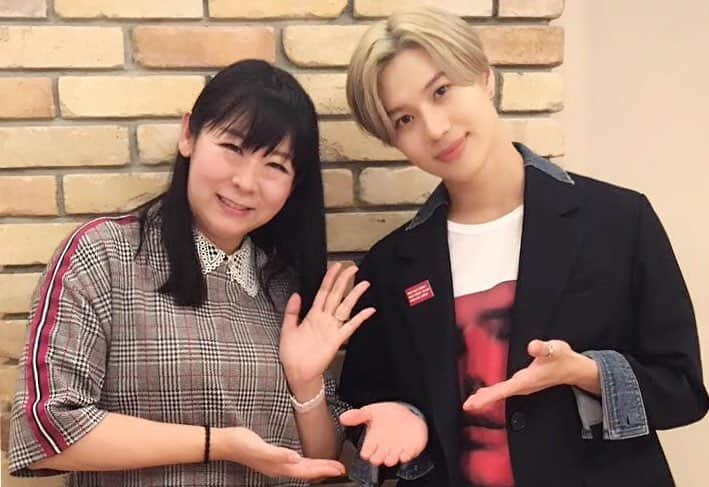 浜平恭子さんのインスタグラム写真 - (浜平恭子Instagram)「Kiss FM KOBE「4SEASONS」、今朝のゲストは #TAEMIN さんでした✨🕺✨ 関西キャンペーンの度に番組にご登場、心からありがとうございます🌟 いつも写真を撮る時、相手のポーズに合わせてそっと同じポーズを取って下さるTAEMINさん👏 その気遣いや優しさからも愛されるお人柄がうかがえますよね😊 いつもにこやか、前向き、そして柔らかな空気感でインタビューに応えて下さり感謝しています。 世界中にファンがいらっしゃる #テミン さんがライブで神戸に来て下さること、番組に来て下さること、本当に有難く、貴重に思います🙇‍♀️ 今朝のゲスト部分を頭出ししました^^ 宜しければ是非、聴いて下さいね✨ radikoのタイムフリーでお楽しみいただけます💐  Instagramはリンクを貼れなくてすみません🙏 下記のURLからお願い致します🙇‍♀️ 4SEASONS後半（9:00～11:00） | Kiss FM KOBE | 2018/11/29/木 | 09:00-11:00 http://radiko.jp/share/?t=20181129095400&sid=KISSFMKOBE  Kiss FM KOBE「4SEASONS」のオフィシャルTwitterは… https://twitter.com/kiss_4seasons/status/1067951771081822208?s=21  #SHINee #샤이니 #태민」11月29日 13時21分 - hamahi1231