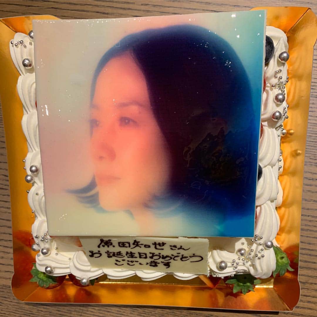 原田知世のインスタグラム：「AGFさんからいただいたバースデーケーキ🎂 アルバム「L‘Heure Bleue」のジャケット写真が✨✨✨ 嬉しいサプライズに感激でした(๑˃̵ᴗ˂̵) AGFの皆さま、本当にありがとうございました。  そして、リリースパーティでは会場となった東京・Lady Blueさんが作って下さった素敵なケーキもいただきました。  昨夜は美味しいケーキが２つも💕しあわせ過ぎました(^_^*)」