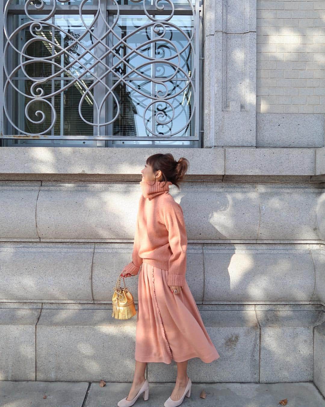 村上沙織さんのインスタグラム写真 - (村上沙織Instagram)「coral pinkは今年注目カラーなんだって。知らずに選んでいたけど確かにメゾンブランドでよく見るかも👀 ・ 合わせているのはこれまたピッタリなカラーの#beautyandyouth  靴は#gianvittorossi  です🙇‍♀️ ・ fuwafuwa fringe  skirtは今夜22時販売です🙂 #rosymonster#fashion」11月29日 14時35分 - rosysaorimonster