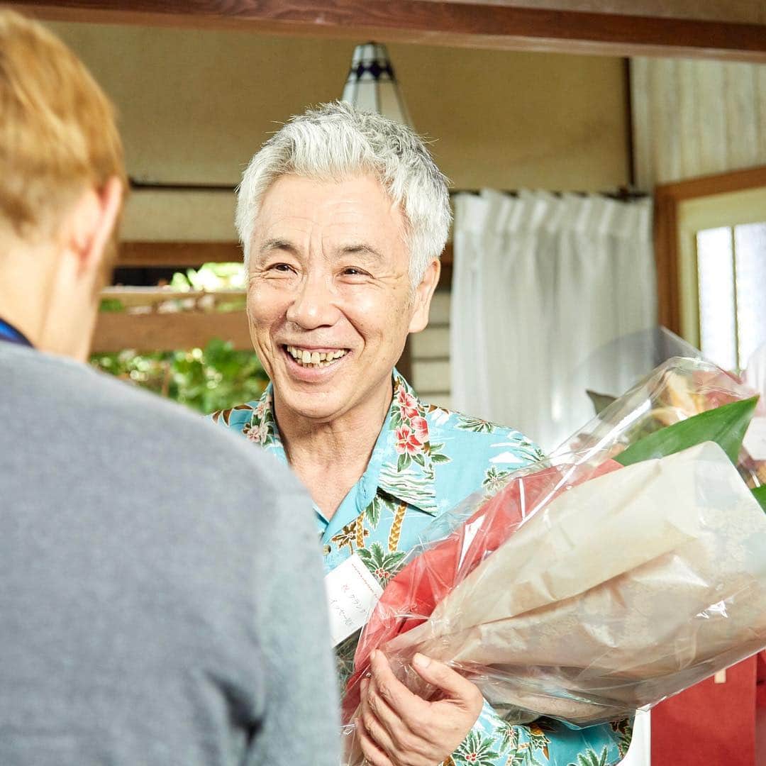 テレビ朝日「僕とシッポと神楽坂」のインスタグラム：「#徳丸先生 役の #イッセー尾形 さんクランクアップです‼️ イッセーさんは #僕坂 になくてはならない存在でした。ステキな笑顔⭐︎ #コオ先生 を #神楽坂 に呼んでくれた徳丸先生に感謝🐶 沢山の #シッポ と飼い主さんたちが救われました🐩 明日も神楽坂の #坂の上動物病院 で会いましょう❣️ #僕とシッポと神楽坂 #僕坂 #シッポ #相葉雅紀 #広末涼子 #趣里 #小瀧望 #イッセー尾形 #眞島秀和 #大倉孝二 #村上淳 #渚 #オギ #ダイキチ #💚 #僕がずっとついてるよ #僕坂ファミリーからもありがとうを」