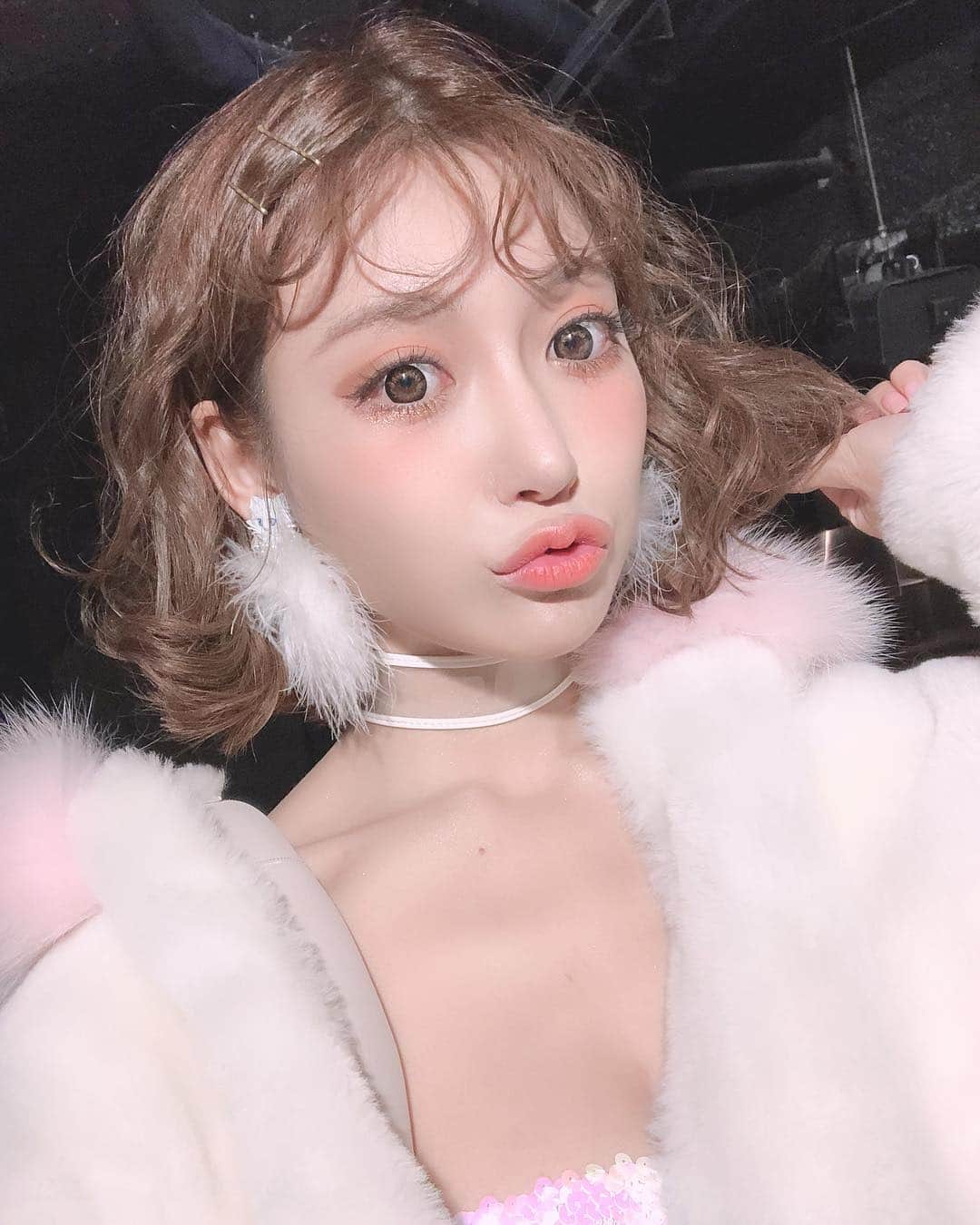 明日花キララのインスタグラム：「冬のぷーどるキラヘアー🐩🐾 . ボブ復活！！、 . くるくるふあふあの前髪 #ぷーどるキラバング 🐩🐩❤︎ とてもお気に入りです💓💓💓 . @mineyukimorikami ヘアメもいつもうますぎ！！✂️✨ #きらぷーどる」