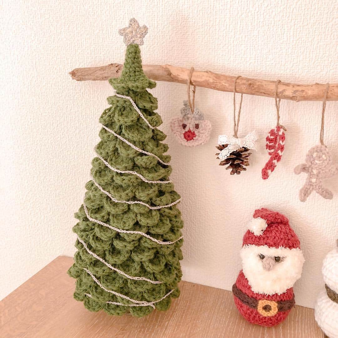 Rienaさんのインスタグラム写真 - (RienaInstagram)「・ #🎄#🎅🏻#🎁 #christmas #鍵編み #作ってみた #クリスマスツリー は途中で萎えそうになったよ😂 #サンタクロース #雪だるま #トナカイ #かぎあみ #santaclaus#snowman#reindeer#crochet#Handicraft#ハンドメイド#handmade#xmas#christmastree#手芸」11月29日 15時55分 - riena0809