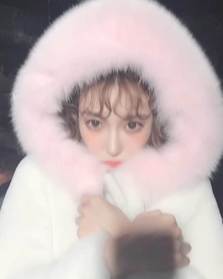 明日花キララのインスタグラム：「ふわふわ動画❄️ . 2、3枚目のスーブー監督演出の動画じわ😂😂😂 @mikuhead #きらぷーどる」