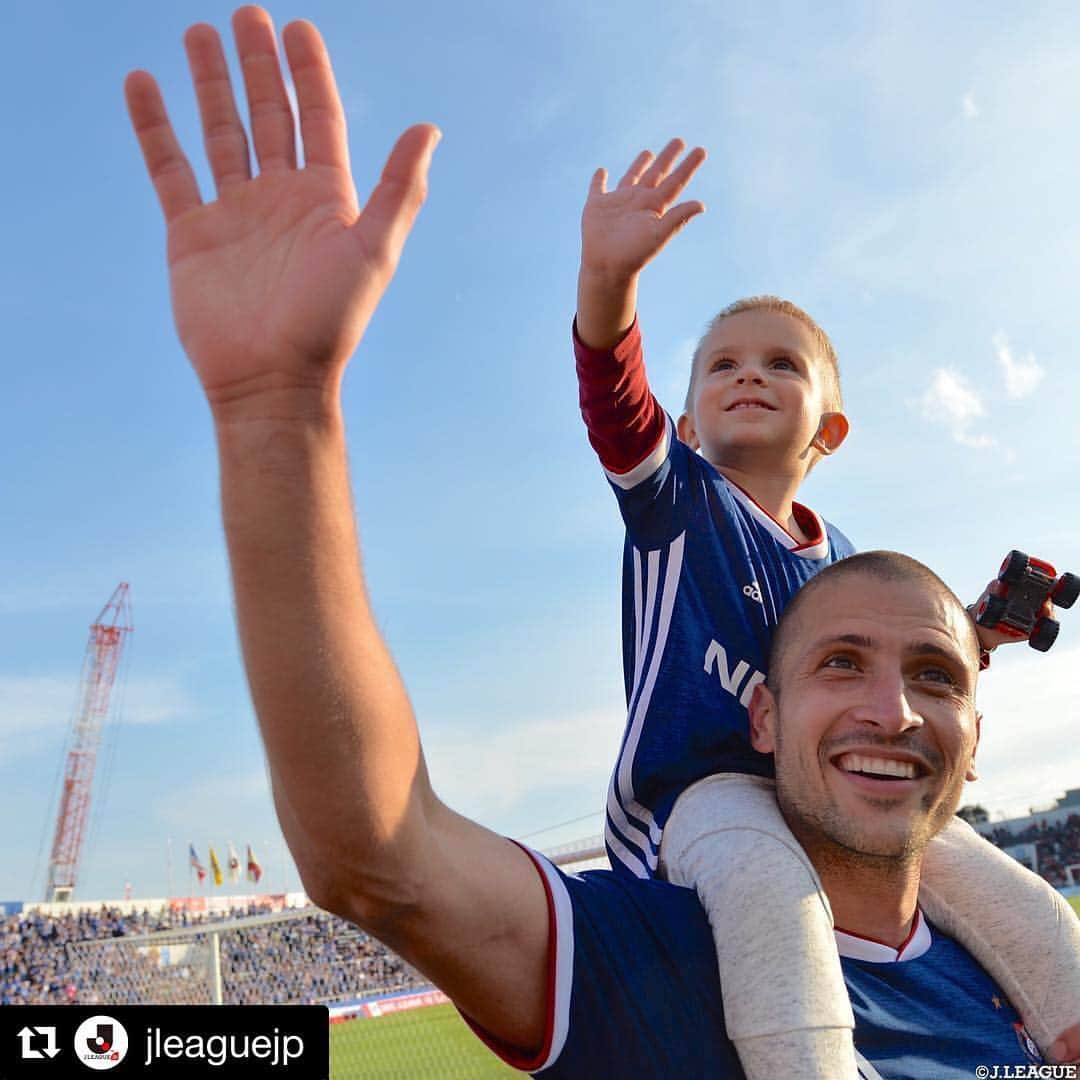 横浜F・マリノスさんのインスタグラム写真 - (横浜F・マリノスInstagram)「😍 #fmarinos #Repost @jleaguejp ・・・ . . 【Ｊリーグ時差スタグラム🕰】 . お子さんを肩車する #ドゥシャン 選手😆✨ . 試合中とはまた違う、パパの姿にほっこり☺️💓 . . #Ｊリーグ  #jleague . #横浜Fマリノス #時差スタグラム #オフショット #レアショット #親子 #子ども #可愛い #かわいい #肩車 #きゅんきゅん #にこにこ #笑顔 #ほっこり #癒し #男の子 #家族 #コドモノ #ニコニコ #リラックス #喜び #子どものいる暮らし #子どもと暮らす #お父さん #ギャップ #ギャップ萌え #きゅんきゅん」11月29日 17時04分 - yokohamaf.marinos