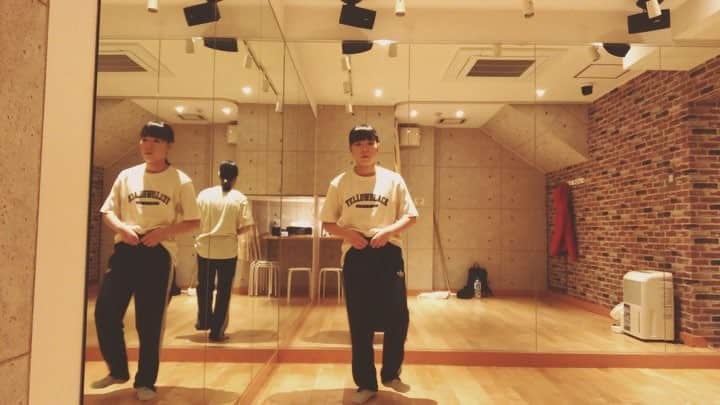 のインスタグラム：「日本語ラップでゆるりと🍃 曲が気持ちいい🍃 #dance #popping #animation #boogaloo #wave #cobra #feel #groove #music #rap #hiphop #jrap #japan #sweetwilliam #goodenough #dance4life #dancelover #adidas #adidasoriginals #日本語ラップ #実は靴下 #最後人きたと思って振り向いてしまう」