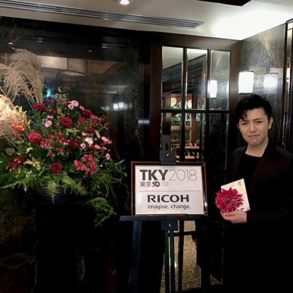 BLACKさんのインスタグラム写真 - (BLACKInstagram)「It was my honor to join in the great opportunity, 50 years for Ricoh Australia.﻿ ﻿ Recently, I seem to be popular as a performer and speaker for this kind of premium party by company from overseas held in Japan.﻿ ﻿ Now a days, providing both entertainment by performance and motivation by talk is my specialty and I’m proud of that.﻿ ____________________﻿ 先日、Ricoh Australia様の50周年パーティに出演させていただきました。﻿ ﻿ オーストラリア支社の方々だけでなく、日本本社のグローバルCEOの方をはじめ、重役の皆様の集まる場でしたが、喜んでいただけたようで何よりです。﻿ ﻿ まさかの、お土産にもRICOHロゴ入りヨーヨーを手配されていて、記念すべき式典に深く関わらせていただけたことを光栄に思います。﻿ ﻿ ﻿ "Mastering the simple things can bring the greatest in everything we can do..."﻿ ﻿ ﻿ 「あらゆる分野において、『単純なことを極める』ことが、最良の結果を導くのだ。」﻿ ﻿ と書かれたカードも。﻿ ﻿ ﻿ 私がヨーヨーという単純な道具を通じて人生を切り開いてきたことと、Ricoh Australia様のこれまでの50年を重ねてのメッセージですね。﻿ ﻿ 光栄至極です。﻿ ﻿ ﻿ 最近は、こうしたインバウンドの方々向けの出演が多くなってきました。「日本企業の海外支社が、慰安旅行を兼ねた視察やミーティング目的で訪日、夜はホテルでパーティ」というケースです。﻿ ﻿ ・全力投球のパーティでのエンタメ需要﻿ ・英語でのモチベーショナルトーク﻿ ・上記トークとパフォーマンスを両方できる﻿ ・シルク・ドゥ・ソレイユ&TED出演、セレブリティの前での出演にも慣れている安心感﻿ ﻿ あたりが理由で重宝していただけているのかなと思います。﻿ ﻿ これからも頑張ります！ ﻿ #performance #show #talk #yoyo #samurai #passion #motivation #motivationaltalk #party #corporate #Ricoh #Japan #Tokyo #entertainment #speaker #ヨーヨー #講演 #パフォーマンス #ショー」11月29日 19時34分 - officeblack