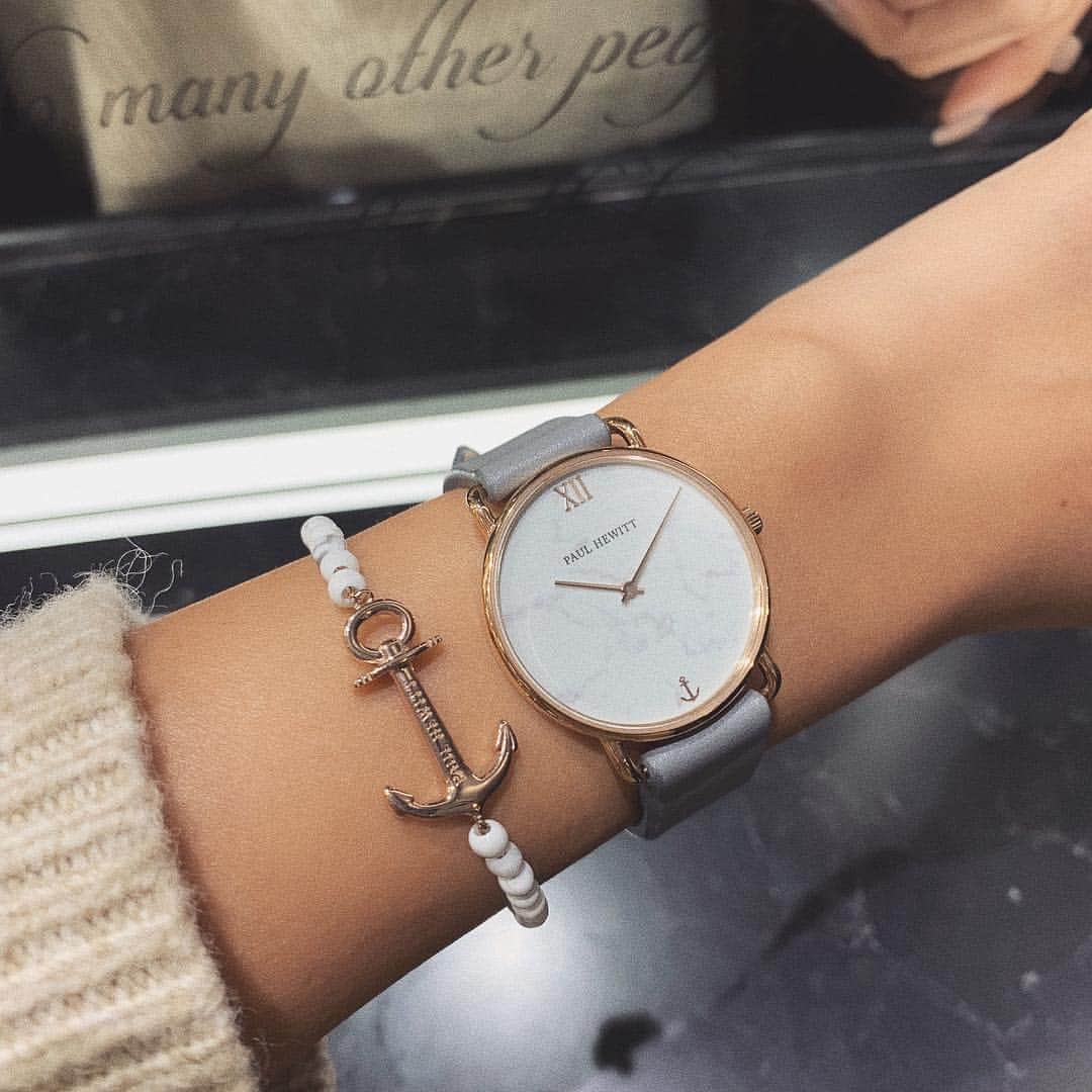 のインスタグラム：「. NEW⌚️ @paul_hewitt_japan  文字盤の大理石柄と淡いグレーが肌なじみいい💕 サイズ感も女性らしくて可愛い✨ 時計もその日の服で毎日変えてるよ😊 #paulhewitt #ポールヒューイット #getanchored #watch」