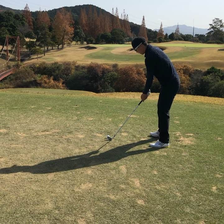 川原弘之のインスタグラム：「今日はゴルフでした！ しっかり池に放り込んできました。笑 うまくなりたい。 #ゴルフ #ドライバーは良かった #気もする #バンカー地獄 #ゴルフ誘ってください」