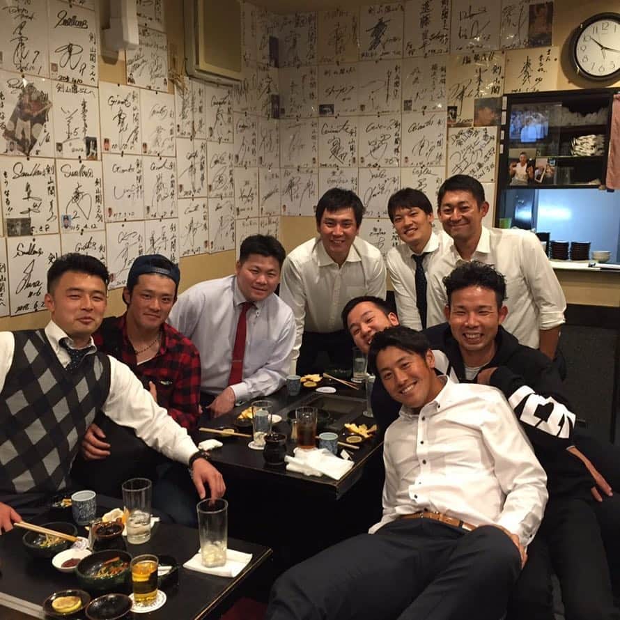 荒木貴裕のインスタグラム：「昨日は同級生会^ ^ 最高の仲間達です☆ #87年会 #なぜか毎年参加の赤川」