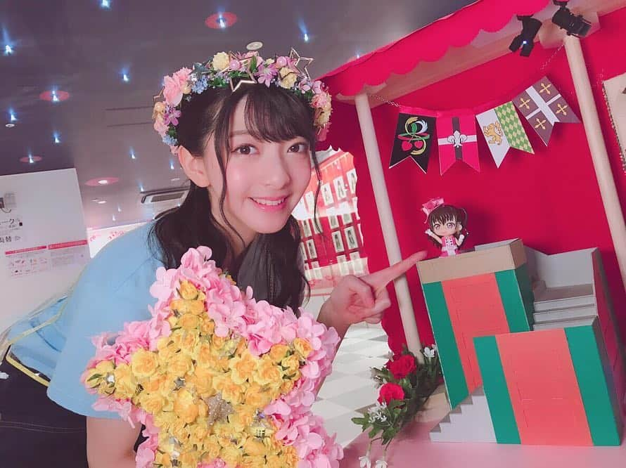 菅原りこさんのインスタグラム写真 - (菅原りこInstagram)「『生誕祭🎉🎂』のディスプレイ✨お星様のステッキ⭐花冠💐バースデーケーキ🎂  スタンドフラワー💐の他にもこんなにたくさんっ🥰🍒💕 ディスプレイ✨は本当に感動でした😭🍒💕 劇団れなっち✨の舞台『ロミオ＆ジュリエット✨💕』に『マキューシオ役✨』で出演させていただき、初の演技に挑戦しました🍀✨堤監督のご指導の元、AKB48グループの沢山の先輩方と共演させていただいて、自分でも大きく成長出来たと思えるくらいの経験をしました🍒💕✨ 初めてのことだらけで押しつぶされそうになったことも正直あったけれど、いつも心配してくれて、励ましてくれて、元気と勇気をくださったファンの皆さんがいてくださったおかげでステキな舞台を成功させることが出来ました🥰🍒💕 そんな思い出がい〜っぱい詰まった舞台を、この『ディスプレイ✨』に再現してくださり、本当に嬉しかったです😭🍒💕 ステージに表現されている『チームさくらんぼ🍒💕の輪✨』も感動しました😭🍒💕 『チームさくらんぼ🍒💕』の皆さんに囲まれたステージに何度でも何度でも立てるように、これからも頑張りったんしますねっ🤗🍒💕 ステキなステッキ💐✨やお星様いっぱいの花冠⭐💐絶対握手会につけて行きます😉🍒💕 そんな私にまた会いに来てくださったら嬉しいです🥰🍒💕」11月29日 18時07分 - cherryfairy1123