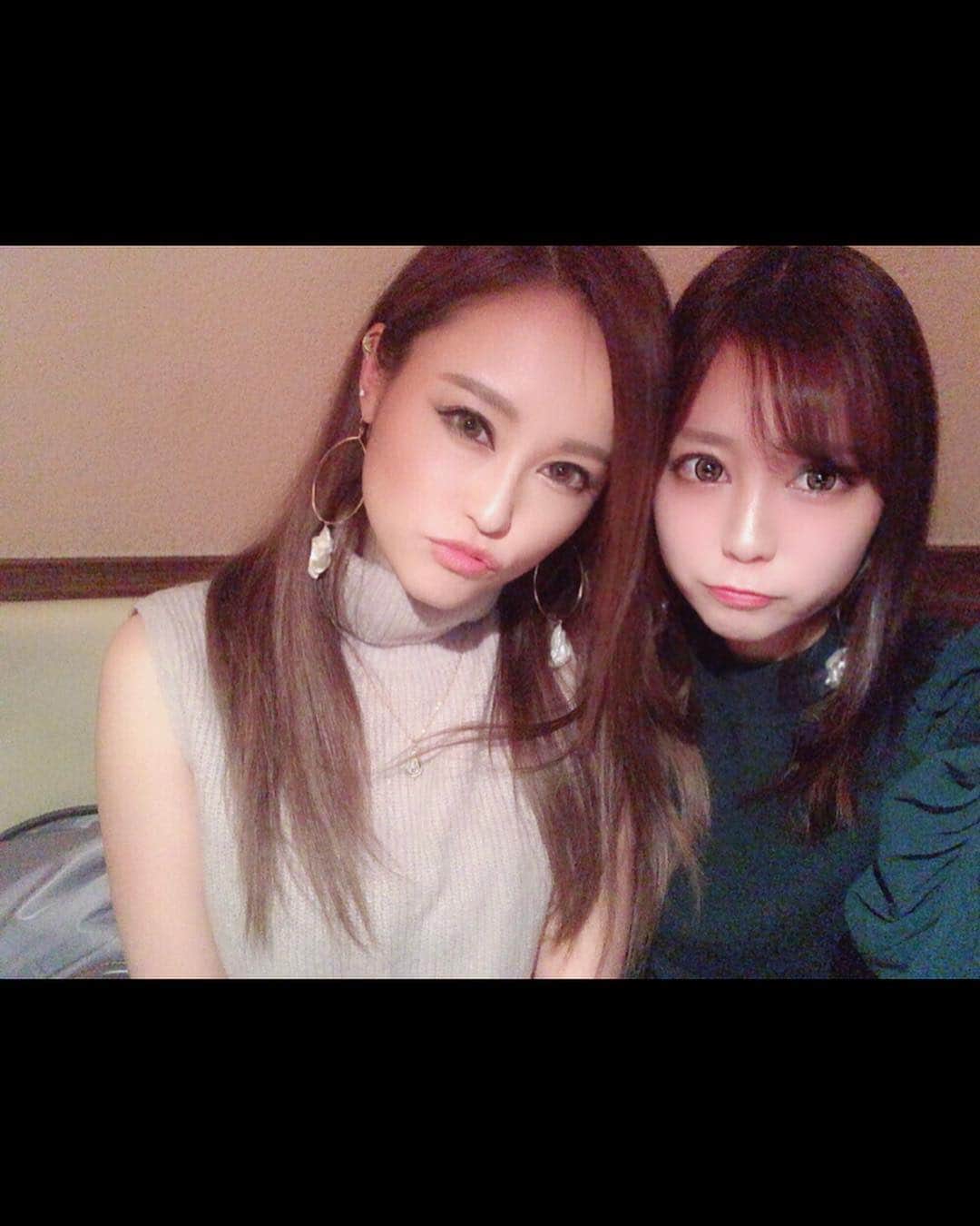 のインスタグラム：「Loveしかない🤦‍♀️💖💖 . 大好きなりのちゃん💟 めっちゃ可愛いパールのピアス お誕生日プレゼントで貰ったよ🎁 しかもお揃い💟嬉 . #東京 #デート #定期夜会  #Love姉さん #好きしか言ってない #桐嶋りの ちゃん #今月二回会ってるのに寂しい #来月も楽しみ #❤️」