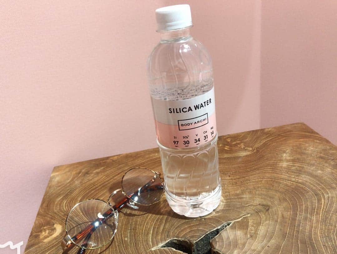 のインスタグラム：「先日、ずっと気になっていた 新感覚の#セルフエステ  #BODYARCHI (#ボディアーキ )さんへ行ってきましたあ！😃❤ @bodyarchi_official  エステとジムを共存させた完全プライベート個室になっていて、セルフでできるので美ボディラインが目指せ、気になる部分を全身集中ケアできちゃいます🤲🤤 最先端のエステマシン #フォースカッター が使い放題💐✨ ⋆ ⋆ 最初に細かく説明して下さり、 部屋の中には説明用のタブレットがあって、動画を見ながら簡単に使えます😆🌸 ボディメイクも自分自身でケア😘 誰にも見られないから恥ずかしくないんです😂💓全身に使えますが、特に顔の浮腫が気になったので#フェイスライン を重点的に行いました😃❤ 肌深部にアプローチをし、ジワジワと温かくなっていくのが分かります😃🙌 スベスベ肌になりワントーン明るくなった！😭💓浮腫もスッキリ😍😍😍 今年は日焼けをしてしまったので、美白効果もあると言うことですので、通える時はたくさん通う😭💓公式サイトから簡単に予約できちゃいます❤目指せ！なりたい体づくりと美肌～😘💓💓💓 気になった方はぜひ、@bodyarchi_official さんへ足を運んでみて下さいね～😊🤲💓 ⋆ ⋆ #BODYARCHI #ボディアーキ #なりたいラインに私が私をデザインする #セルフエステスタジオ #セルフエステ #エステ #ボディメイク #beauty #bodymake #diet #gym #小顔 #美肌 #むくみ取り#美しさは永遠に」