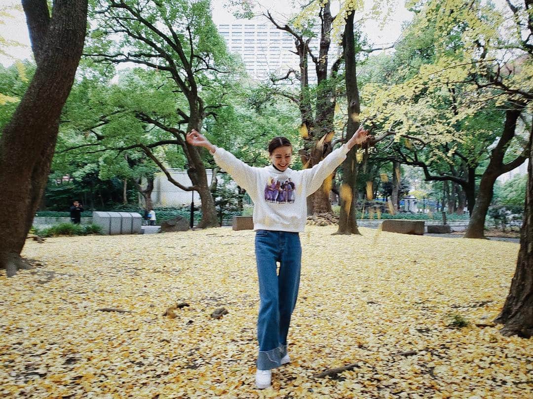 高田里穂さんのインスタグラム写真 - (高田里穂Instagram)「銀杏のじゅうたんを見つけて、はしゃぐ私と牧野さん。」11月29日 19時00分 - riho__takada