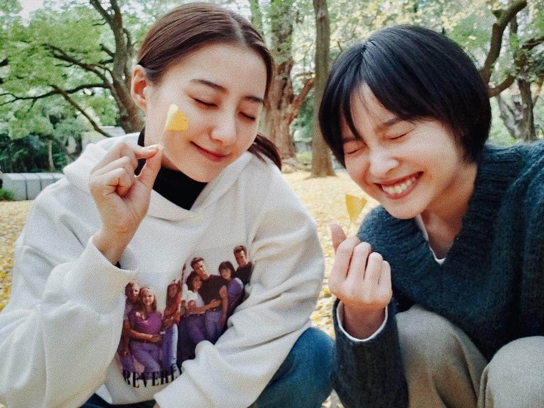 高田里穂さんのインスタグラム写真 - (高田里穂Instagram)「銀杏のじゅうたんを見つけて、はしゃぐ私と牧野さん。」11月29日 19時00分 - riho__takada