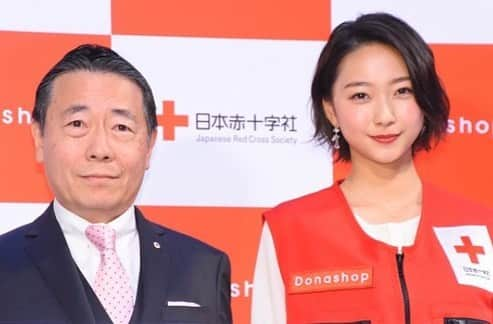 畠山愛理さんのインスタグラム写真 - (畠山愛理Instagram)「今日は日本赤十字社の『Donashopオープニングセレモニー』がKITTE 1Fアトリウムで開催され、私はドネーショップの一日店長を務めさせて頂きました。ドネーショップは、募金で集められたお金がどんな形になって海外で苦しむ人々へ届けられているのか、寄付のカタチをたくさんの方にわかりやすく認識して頂くために開催されました。明日、30日まで、寄付が出来る「ドネーショップ」が、KITTE 1Fアトリウムで開かれています。一人一人の小さな寄付が大きな力となって海外助け合いに繋がります。みなさん是非足を運んで頂けたらと思います。  #日本赤十字社 #donashop #寄付 #海外助け合い #modelpress #畠山愛理」11月29日 19時47分 - airihatakeyama