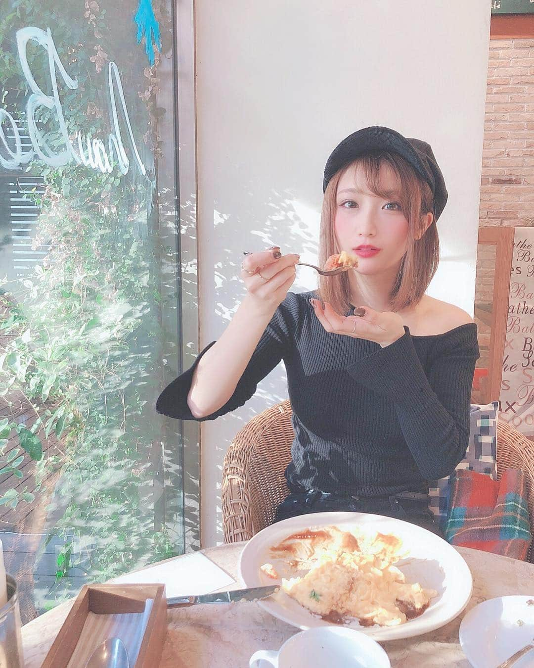 伊藤愛真さんのインスタグラム写真 - (伊藤愛真Instagram)「. 恵比寿にあるカフェ(名前忘れた) . オムライス食べたい欲が おさまらなくて いってきた🥺❤︎ . おいしさ極まりなかった . みんなオムライスすき？」11月29日 19時57分 - __emagram