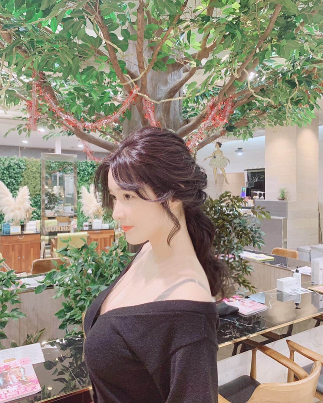 葉加瀬マイさんのインスタグラム写真 - (葉加瀬マイInstagram)「@gunhee_aoyama にてヘアカラー&コルギマッサージを受けてきました☺️💕髪はモナコ国際映画祭のために暗くしました☺️ @suakm_gunhee さんにヘアアレンジもしてもらったよ💕韓国風簡単ヘアアレンジ上手🇰🇷😁 #ヘアアレンジ #韓国風ヘア #青山 #表参道 #ヘアサロン #トータルビューティーサロン #コルギ専門店」11月29日 19時59分 - m.hakase