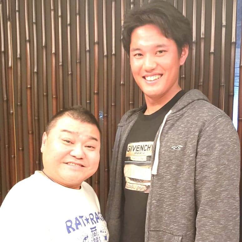 川畑泰史さんのインスタグラム写真 - (川畑泰史Instagram)「#カーッ #色々な人とカーッシリーズ #今回は #阪神タイガース #藤浪晋太郎 #藤浪晋太郎投手#めちゃデカイ #身長差 #30センチ # #でも顔の大きさは負けてません #来年はやってくれます #応援してます #野球界の宝 #KPP #よしもと新喜劇 #なんばグランド花月 #よしもと西梅田劇場 #祇園花月 #川畑泰史」11月29日 20時24分 - kawabatayasushi