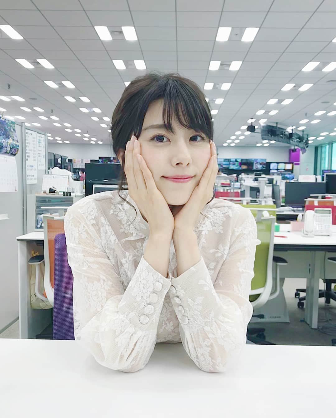 森山るりさんのインスタグラム写真 - (森山るりInstagram)「. 大きい手は18cmくらい👐🏻小顔効果抜群です笑 . tops:RUIRUE BOUTIQUE . #前と同じ構図で撮ってみた #bighands」11月29日 20時32分 - ruri_moriyama_official