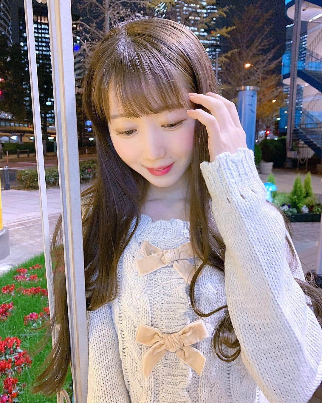 大谷映美里さんのインスタグラム写真 - (大谷映美里Instagram)「🎄💖🎄💖 ㅤㅤㅤㅤㅤㅤㅤㅤㅤㅤㅤㅤㅤ 最近街がキラキラ〜☺️✨ 今日はイルミネーションと写真撮ってきました🐈 ㅤㅤㅤㅤㅤㅤㅤㅤㅤㅤㅤㅤㅤ お洋服は、お気に入りの #vaniller のカーディガン💕 リボンが付いていて色合いも可愛い…💍 ㅤㅤㅤㅤㅤㅤㅤㅤㅤㅤㅤㅤㅤ わたしがインスタに載せたお洋服を お揃いにして下さる方がいらっしゃるので、 ショップのリンクを貼っておきますね♡ 🎀 https://goo.gl/XS1aSN 🎀 ㅤㅤㅤㅤㅤㅤㅤㅤㅤㅤㅤㅤㅤ #みりにゃ服 見てくれていつもありがとう(*´ω`*)❄️✨ スカートは一昨年の #snidel のものです♪ ㅤㅤㅤㅤㅤㅤㅤㅤㅤㅤㅤㅤㅤ #イルミネーション#lerevevaniller#dazzlin#wego」11月29日 22時25分 - otani_emiri