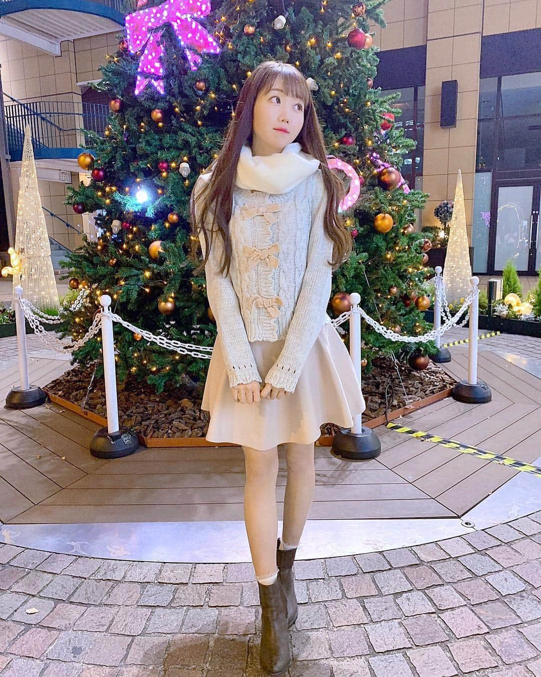 大谷映美里さんのインスタグラム写真 - (大谷映美里Instagram)「🎄💖🎄💖 ㅤㅤㅤㅤㅤㅤㅤㅤㅤㅤㅤㅤㅤ 最近街がキラキラ〜☺️✨ 今日はイルミネーションと写真撮ってきました🐈 ㅤㅤㅤㅤㅤㅤㅤㅤㅤㅤㅤㅤㅤ お洋服は、お気に入りの #vaniller のカーディガン💕 リボンが付いていて色合いも可愛い…💍 ㅤㅤㅤㅤㅤㅤㅤㅤㅤㅤㅤㅤㅤ わたしがインスタに載せたお洋服を お揃いにして下さる方がいらっしゃるので、 ショップのリンクを貼っておきますね♡ 🎀 https://goo.gl/XS1aSN 🎀 ㅤㅤㅤㅤㅤㅤㅤㅤㅤㅤㅤㅤㅤ #みりにゃ服 見てくれていつもありがとう(*´ω`*)❄️✨ スカートは一昨年の #snidel のものです♪ ㅤㅤㅤㅤㅤㅤㅤㅤㅤㅤㅤㅤㅤ #イルミネーション#lerevevaniller#dazzlin#wego」11月29日 22時25分 - otani_emiri