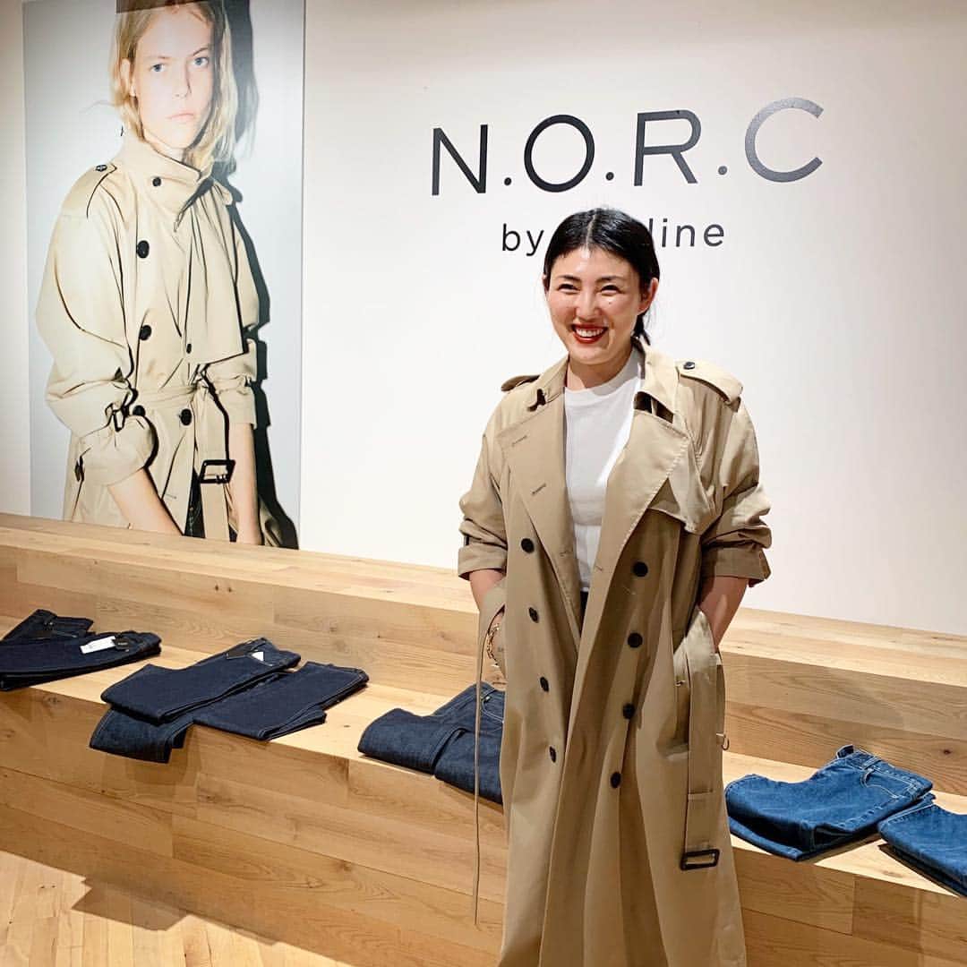 信近エリのインスタグラム：「.﻿﻿ N.O.R.C by the line の展示会。﻿﻿ "こんなの欲しかった"を見事に叶えてくれた、くみちゃんのセンスに心から感動した。﻿﻿ どれも形が最高で、質もいいのに、価格がお手頃で(！) ﻿﻿ 色違い、サイズ違いで欲しくなるものばかりだった。﻿﻿ ﻿﻿ 私の事をフォローして下さってる皆様は絶対好きだと思う！！！！﻿﻿ ﻿﻿ 例えば、ロングのTシャツワンピは、﻿﻿ 形と質の良いものを選べば、夏場にとても使い勝手がいいので、﻿﻿ 某ブランドのものを色違い,丈違いでコンプリートしていた程だったけど、﻿それでも生地の薄さが少しだけ気になっていた。﻿﻿ だって透けてもいい下着を選ぶのが面倒な時だってある。﻿ ﻿ ﻿ 今回くみちゃんがディレクションした全ての服には、﻿﻿ そういった﻿﻿ "こんなの欲しかった"﻿﻿ が詰まっていて、生地も形も最高すぎて、もちろん色違いで買った笑﻿ ﻿﻿ ノースリーブだと二の腕が太く見えるけど、Tシャツは涼しげな雰囲気が足りない って思う時の、神ラインTeeもあったよ！﻿﻿ ﻿﻿ 来年デビューのようなので、その際はまた改めてアナウンスします！﻿﻿ ﻿﻿ 長文失礼🙏﻿﻿ 友人である前に、純粋にプロダクトに感動した！﻿﻿ くみちゃんありがとう❤️」