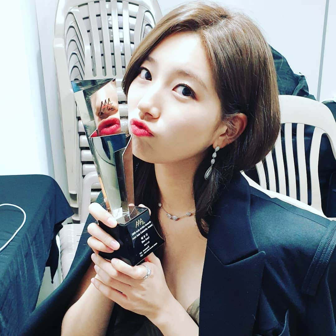 パク・ジニョンさんのインスタグラム写真 - (パク・ジニョンInstagram)「#아시아셀러브리티상 #SUZY #수지 #2018AAA #AAA #AsiaArtistAwards  사랑스럽고 귀엽고 착하고 기특하고 근데 심지어 예쁘고^^ 축하해 수지야~♡ Lovely, cute, kind and on top of that being so amazingly pretty :) Congrats ~♡」11月30日 0時44分 - asiansoul_jyp