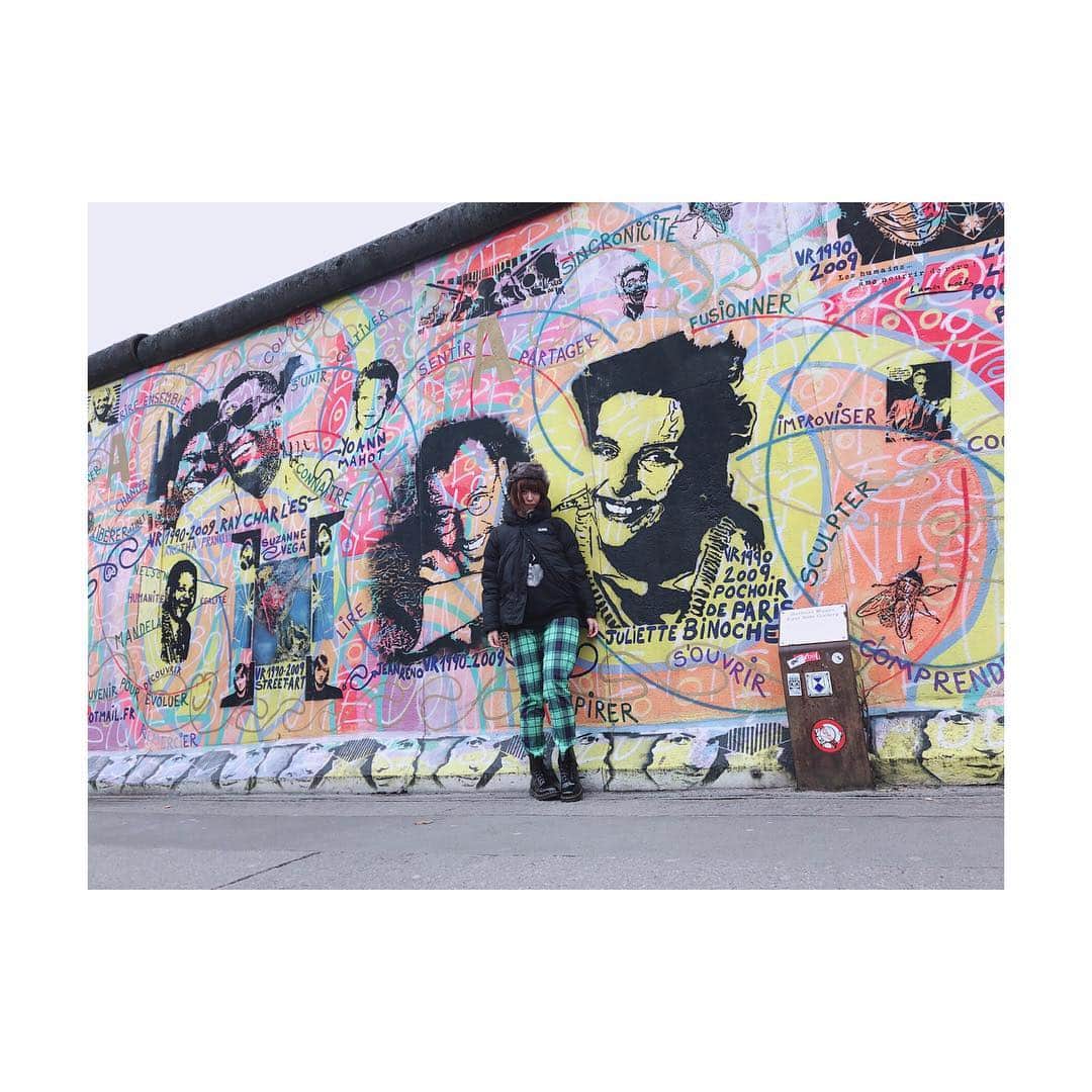 廣瀬茜さんのインスタグラム写真 - (廣瀬茜Instagram)「ベルリンの壁 イーストサイドギャラリー🇩🇪 . 去年はベルリンの壁の端っこしか行けず、「独裁者のキス」と呼ばれる壁まではたどり着く事が出来なかったのですが、今年は端からズラーッと眺める事が出来ました。 . カラフルでポップなものや、メッセージ性の強いもの。圧巻でした。胸が熱くなりました。 . #berlinermauer #berlinwall #eastsidegallery  #berlin」11月30日 0時38分 - akane_bandmaid