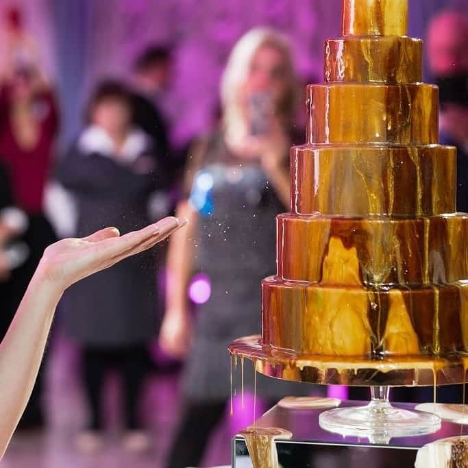オリガ・ノスコワさんのインスタグラム写真 - (オリガ・ノスコワInstagram)「My cake show on a wonderful holiday🌟  Шоу торт на чудесном мероприятии 🌟. #olganoskova#olganoskovaa#cake#art#artcake#art🎨#artwork#artgallery#desing#artist#ufa#moskow#weddingcake#mirrorcake#mirrorglaze#moscow#food#foodporn#foodblogger#dessert#cooking#masterclass#dessertmasters#pastryart#show#showcake#christmas」11月30日 0時50分 - olganoskovaa