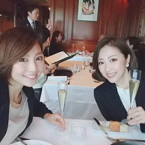 真鍋摩緒さんのインスタグラム写真 - (真鍋摩緒Instagram)「#広尾 #マノワのお相手は 最近会う頻度が昔並みに上がっている姉 @mari_manabe 🙌  なんなら今回、ネイビーのジャケットにブラウス合わせてデニム履いてカラーパンプスという コーディネート丸かぶった珍事😂  姉の紹介してくれるお店は 本当にいつもいつでも美味しい😋  メインは鴨にしたのだけど この時期は真鴨、小鴨、尾長鴨を選べるのだそう。 鴨の種類指定したの生まれて初めてだわ😂(笑)  デセールの、マノワオリジナル球体モンブラン可愛かったなぁ😍  #広尾 #マノワ #manoir #ランチ #色っぽい #お料理  #ママ #ママカラ #ママイベント #男の子ママ#真鍋姉妹」11月30日 1時54分 - maomanabe