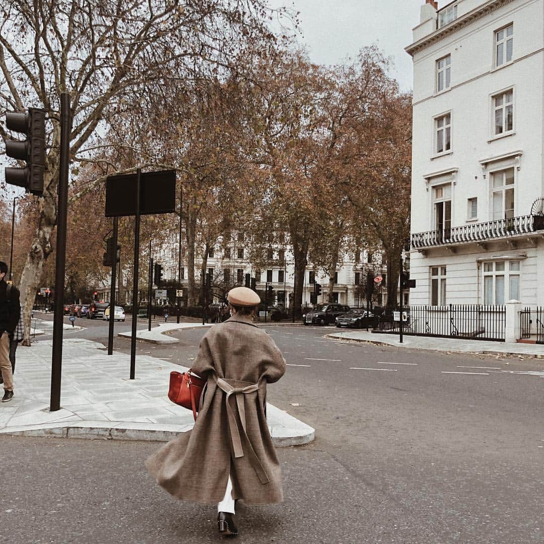 のインスタグラム：「楽しかったロンドン旅行も終わってしまった…😂🇬🇧 街並みがとにかく綺麗で、 美味しいレストランもたくさんあったし、とーっても楽しい旅でした♡ またオススメも詳しくUPしますね💕 ・ ・ ・ このコート着てたらすごく褒められて どこのブランド？どこで買えるの？って 何回も声を掛けてもらえて、すっごく嬉しかった😭💕 ゆいかもお買い取りしてくれた♡笑 友達に褒められるのも嬉しい🤤♡ 11月30日、19時から発売スタートです✨ @marque_official ・ ・ ・ casquette:12月発売 knit: @maisonmargiela  pants: @marque_official  発売中（Sサイズ着用） boots: @maisonvalentino  bag: @celine ・ ・ ・ #coordinate#ootd#outfit#fashion#blogger#japan#marque#marqueofficial#marqueimport#マルク #london#ロンドン#uk#イギリス#🇬🇧」