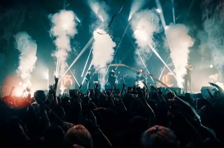 ジョエル・マッデンのインスタグラム：「Thank you For making This @goodcharlotteband North American Tour a success. It’s one I’ll never forget. If you told me in 96 when we started this thing we would be here now,  I wouldn’t have believed you 😍😎🙏🏼」