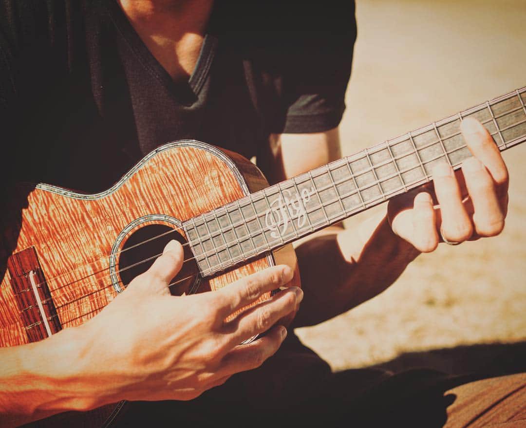 名渡山遼さんのインスタグラム写真 - (名渡山遼Instagram)「angel👼  #ukulele #ウクレレ #ryonatoyama #名渡山遼 #鶴丸 #musicianlife」11月30日 16時45分 - ryo_natoyama