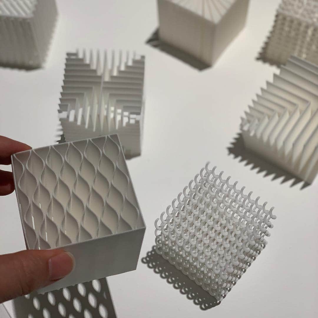 林信行のインスタグラム：「世界一インスタ映えする研究機関 東京大学生産技術研究所の70周年記念展示 #もしかする未来 が明日から国立新美術館でスタートします。9日(日)までの短い展示。  実は国立新美術館のある場所は、もともとこの東大の生産研があった場所と聞き驚きました(確かに国立！)。 JAXAができるはるか前、1950年代に鹿児島のロケット打ち上げ場を作りペンシル型ロケットを打ち上げたり、京都駅をはじめ新しい建築の現場にたくさん関わってきたり… インスタ映えの裏には、確かな研究とそれを形にするための創意工夫=デザインエンジニアリングが。そして、それを美しいアウトプットに落とし込む、そんな研究所の展覧会です。  ぜひ、この機会を逃さず見に行きましょう。  細胞を培養して作ったアート作品、その作品を作るための培養の機械まで自作してしまう研究所。きっといいインスピレーションがあるはずです @ 国立新美術館」