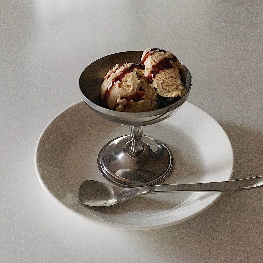 arekoreさんのインスタグラム写真 - (arekoreInstagram)「MOTTA アイスクリームカップ。 . 食文化が豊かで名立たる金属製品メーカーが集結するイタリア北部、ピエモンテ州オメーニャに1967年に創業したMOTTA。 . イタリアの伝統と程よいモダン的要素が加わったステンレス製品はどこかノスタルジックでクラシカルな雰囲気を持ちながら無駄のない実用的なデザインが特徴です。 . 約50年もの間、業務用としてホテル・レストランやバールなどで使われている他、良質でシンプルなステンレスアイテムはヨーロッパを中心とした国々で家庭のキッチンやダイニングでも愛されています。 . 昔ながらのカフェやレストランでサーブされてきたアイスクリーム専用カップ。 . チョコレートやキャンディ、ナッツを入れても。 . @arekore_market  #arekore #暮らし ＃ていねいな暮らし ＃丁寧な暮らし #アイス #アイスクリーム #motta #おやつ #おやつタイム #ティータイム #暖かい部屋でアイス #カフェ #アイスクリーム専用 #カップ #懐かしさ #ウエハース #イタリア #ステンレス #ホテル #レストラン #バール #ステンレスアイテム #サーブ #チョコレート #キャンディ #137273571」11月30日 16時20分 - arekore_market