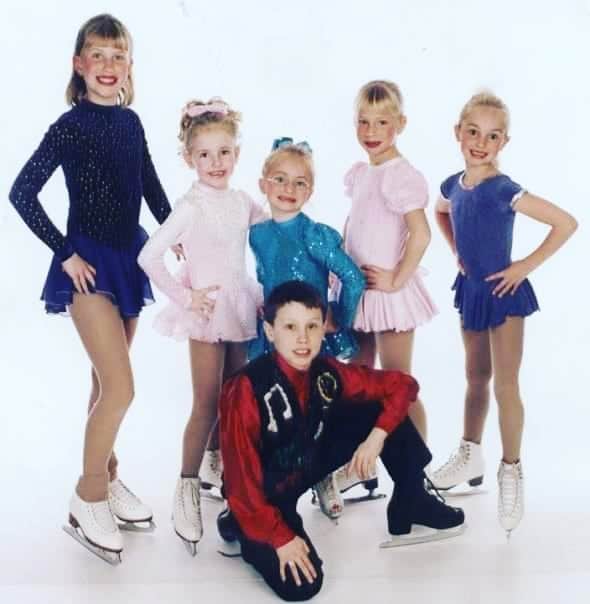 マイケル・マリナロのインスタグラム：「Throwback Thursday! It's hard to smile when you’re deathly afraid of being infected by cooties 😳 . . . #tbt #throwbackthursday #pointedward #pointedwardskatingclub #olympian」
