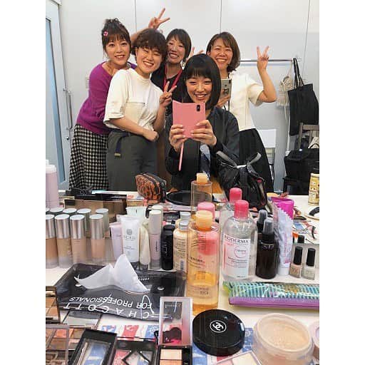 テレビ朝日アナウンサー公式さんのインスタグラム写真 - (テレビ朝日アナウンサー公式Instagram)「. 実際にプライベートでも何度か利用したことがあるカフェで撮影が行われました！ 後輩の三谷ちゃんとは普段あまり話す機会がなかったので、貴重なひとときとなりました。 お互いのドリンクのストローを飲ませ合うショットも 撮影して、三谷ちゃんとの距離が近くて ドキドキしました♪ (竹内由恵） . この時は分からなかったですが、 とってもご縁のある先輩です♡ 由恵さんとの撮影は本当に楽しかったです😊 カレンダーの中で持っている飲み物、 カメラさんに「飲んでいいよ」と言われて 撮影中にも飲ませてもらったのですが、 この日は暑くて汗を拭きながらの撮影。 ソーダが身体にしみて、気がついたら沢山飲みすぎてしまっていました🤭 お互いに飲み物を飲ませあったりして、 由恵さんと顔の距離が近くて、 心臓が止まりそうになるくらいドキドキしました🙈💓 勝手に由恵さんとのデートを味わえた撮影でした笑 （三谷紬） . #アナカレ2019 #アナウンサー #テレビ朝日 #テレビ朝日アナウンサー #竹内由恵 #三谷紬 #めざせ7000フォロワー」11月30日 8時29分 - tvasahi_announcers