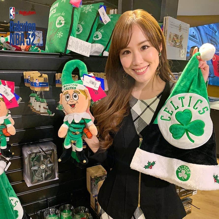 Rakuten NBA 32さんのインスタグラム写真 - (Rakuten NBA 32Instagram)「. メロディーモリタです☘ . Celtics取材のため、ボストンにやってきました‼️😊 . アリーナのTD Garden内にあるチームストアはクリスマスムード全開！🎄✨ユニフォームだけでなく、今の季節限定のクリスマスアイテムを身につけて応援するのもファンの楽しみの一つです。 . そんなファンの方々と明日はCeltics VS Cavaliersの試合を一緒に応援。Celticsは現在イースタン・カンファレンスで7位につけていますが、会場の熱気をお伝えできる様に取材を頑張ってきます！ . . -------------------- 楽天NBA32ではNBAの最新情報を発信しています。 選手インタビューやバスケアイテムの紹介など、耳寄り情報が盛りだくさん！ NBAの最新情報をゲットしたい方は @rakuten_nba32 をフォロー！ グッズ情報は #rakutennba32_arena をチェックしてください。 -------------------- . #nba #nbabasketball #nba2k18 #nbastore #nbanews #rakuten #RakutenTV #rakutennba32 #basketball #楽天 #楽天TV #楽天NBA32#バスケ #バスケ #バスケットボール #バスケ女子 #バスケ好きな人と繋がりたい #ボストン #セルティックス #メロディーモリタ」11月30日 8時54分 - rakuten_nba32