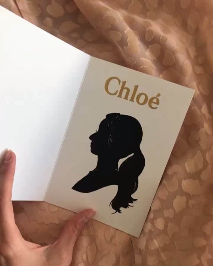 のインスタグラム：「Incredible cut out silhouette artwork of me from @Chloe #chloegirls」