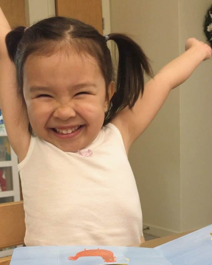 バイリンガル3兄妹のインスタグラム：「【動画1】 本の中にHANNAの「H」が出てくると喜ぶよ♡ ・ H is for HOUSE 「HはハウスのH」 ・ やっぱりHOU”TH”になっちゃうんだけどね😂 ・ 頑張って神経を集中させれば舌を出さなくても言えるみたい。 ・ 真剣な表情に注目。 ・ 【動画2】 PENELOPEさんて 日本語ではペネロペって書かれてることが多いし ・ ペネロペ クルスとか、アニメのペネロペのイメージが強くあったから ・ 当然英語でもペネロペなんだと思い込んでて ・ 華が初めて「ペネロピ」ってお友達の話をした時 ・ 「ペネロピじゃなくてペネロペでしょ」って直したら ・ 隣にいたダディに 「ペネロピであってるから。華はネイティブに囲まれて勉強してるんだからね？」 ・ って😂私の出る幕じゃなかったわ😂もう私は余計なことするのやめます😂 ・ そんでもって しんちょう→ちんちょん→ちんちん ・ 最後は下ネタで〆る。 ・ #空雅の妹 #4歳女子 #10歳男子を兄に持つということ ・ #バイリンガル #はなち #4歳 #バイリンガル3兄妹  #アメリカ生活」