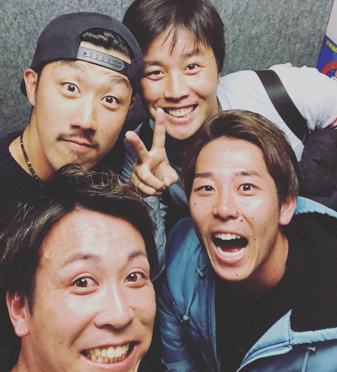 のインスタグラム：「大好きな同期✨ チーム、環境が変わってもみんななんも変わっていませんでした。 そろそろ変わらないとダメかな😅笑 いや！ずっとこのままがいいか😆 楽しかった！ 遅い時間にライブお騒がせしました🙇‍♂️」