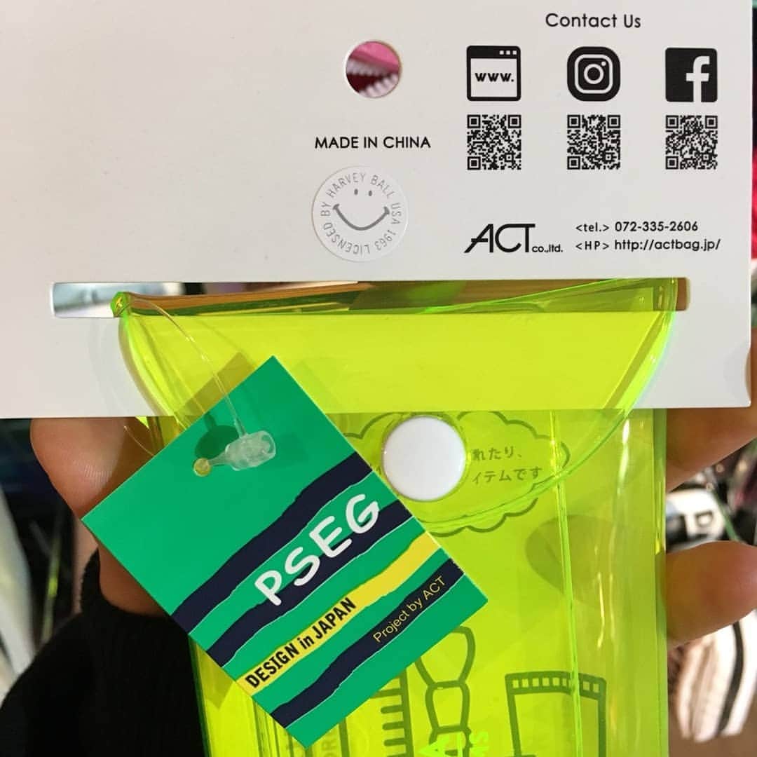 Smileyface公式アカウントのインスタグラム：「チェックしてみよう♪正規スマイルグッズには"版権シール"が貼ってあるよ(^^)/ #版権シール #正規品 #チェックポイント 正規品の見分け方 #スマイル #スマイルくん #笑顔 #スマイルマーク #にこちゃん #ニコちゃん #にこちゃんマーク #ニコちゃんマーク #スマイリー #笑顔が素敵 #おしゃれさんと繋がりたい #smile #smiley #フォロバ #フォローミー #follow #followme #follow4follow」