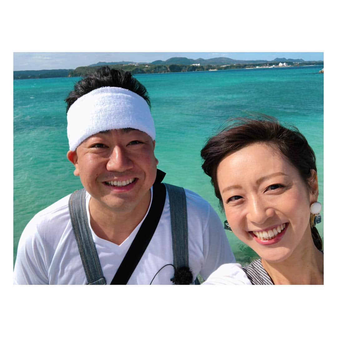 伊藤舞さんのインスタグラム写真 - (伊藤舞Instagram)「🎣 「ブル狩りin沖縄」今夜放送です！ . 最大2m級⁈といわれる 「メガタチウオ」を釣るべく 川ちゃんにお供して 凸凹コンビで頑張ってきました。 . 青い海をバックに 楽しそうに笑っていますが… . 実際は大荒れの海に 笑うしかないくらい揺れる船で ただただ頑張っております。 . 今夜7時からの 頑張るキミに花束を！ ぜひご覧ください♡ . . #頑張るキミに花束を #💐 #ブル狩り #okinawa #🎣 #ブルーリバー #川ちゃん #184cm #私 #157cm  #凸凹コンビ #ナレーション #青ちゃん #キャプテンズオキナワ #メガタチ  #アドベンチャーつるべ #バンジーそば #恐怖体験」11月30日 10時39分 - maiito_fbs